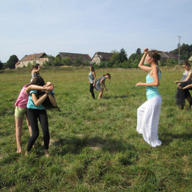 Taniec w polu